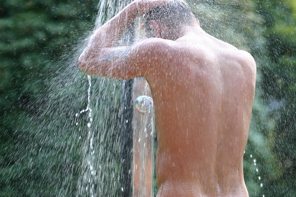 用苏打水洗完澡后，男人需要洗个凉水澡。